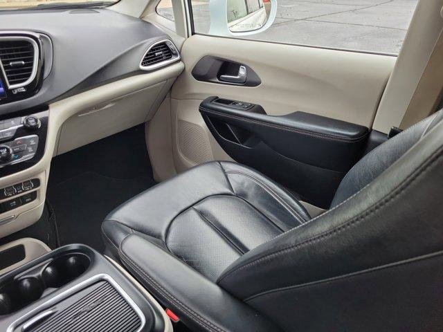 Used 2022 Chrysler Pacifica Touring-L image 16