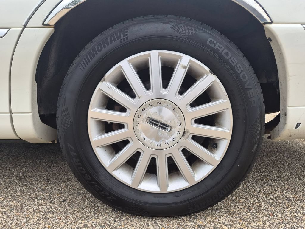 Used 2003 Lincoln Town Car Executive RWD image 11