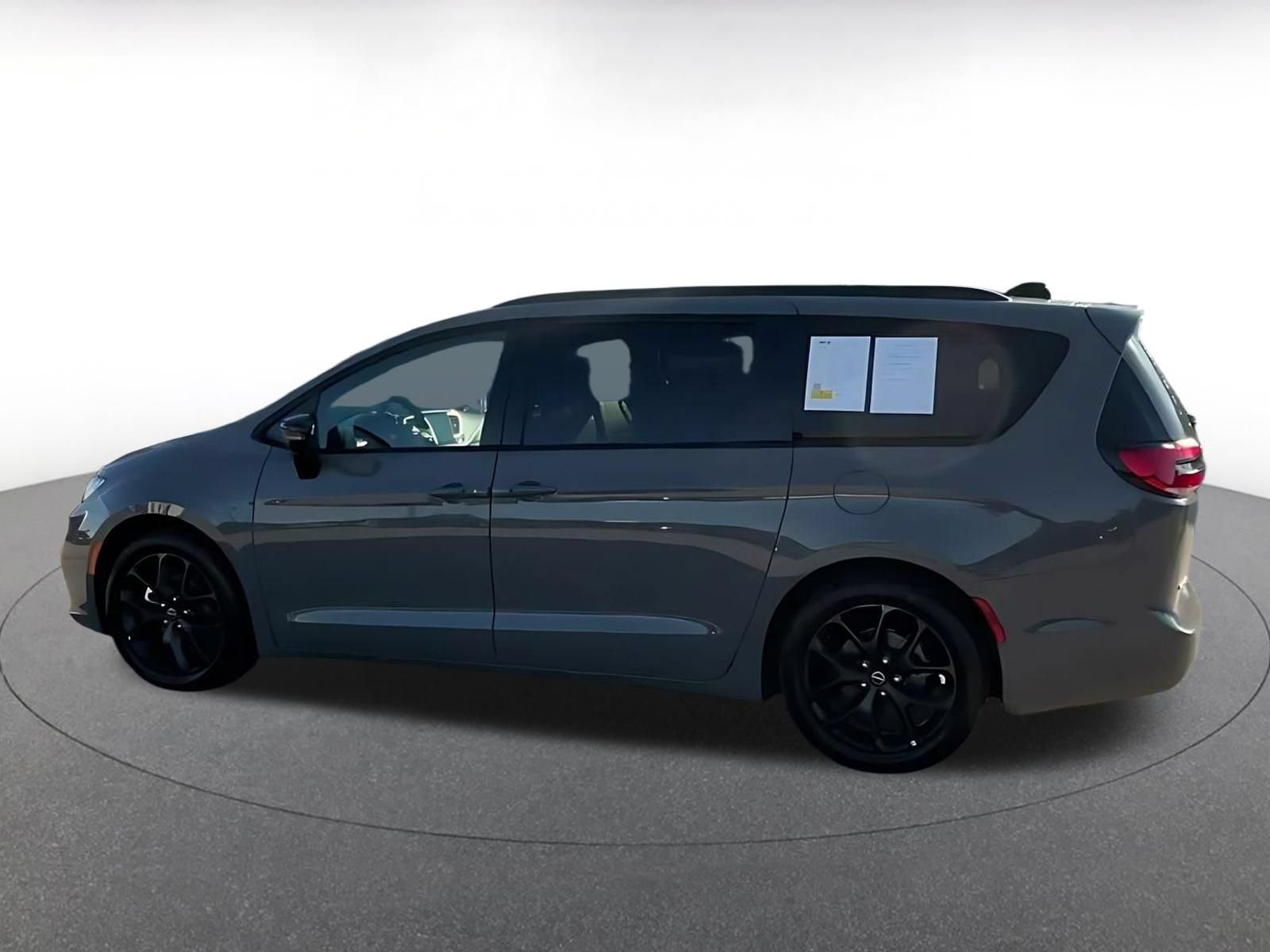 Used 2025 Chrysler Pacifica Limited FWD image 8
