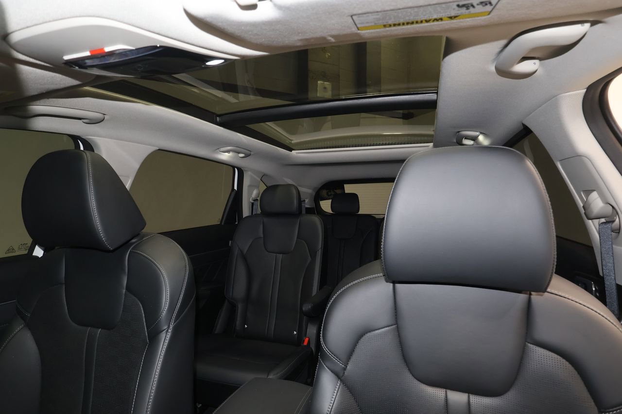 Used 2025 Kia Sorento SX image 18