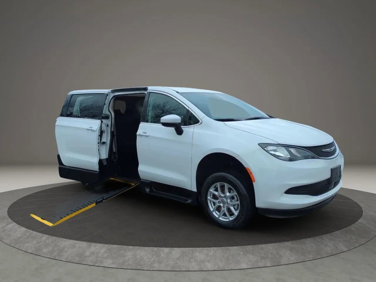 Used 2023 Chrysler Voyager LX FWD image 1
