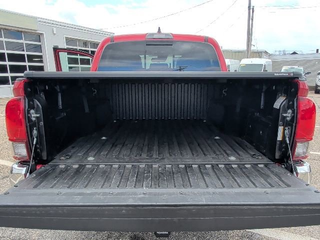 Used 2022 Toyota Tacoma SR5 AWD/4WD image 25