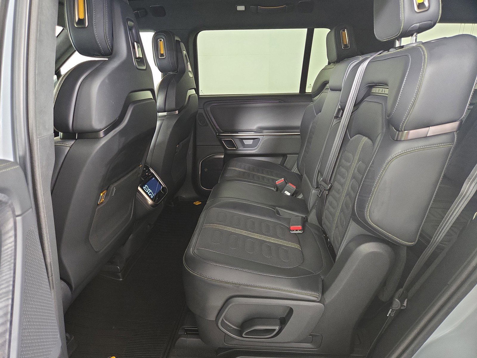 Used 2024 Rivian R1S Adventure AWD/4WD image 21