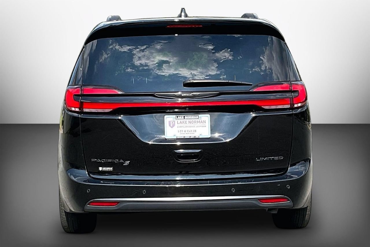Used 2025 Chrysler Pacifica Limited FWD image 7