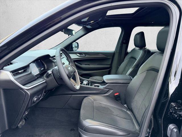 Used 2025 Jeep Grand Cherokee L Altitude image 16