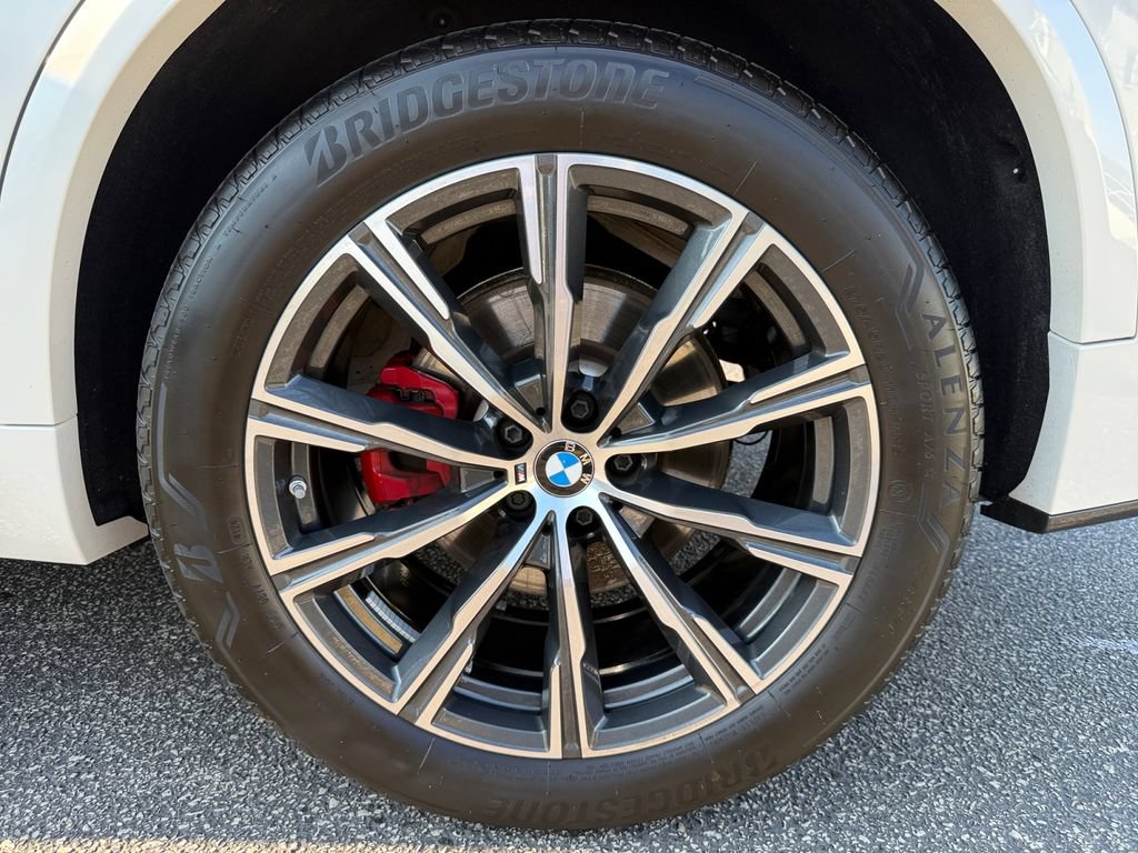 Used 2025 BMW X5 xDrive40i w/ M Sport Package AWD/4WD image 16