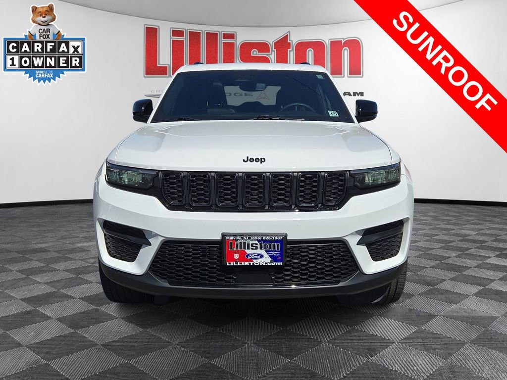 Used 2023 Jeep Grand Cherokee Altitude AWD/4WD image 2