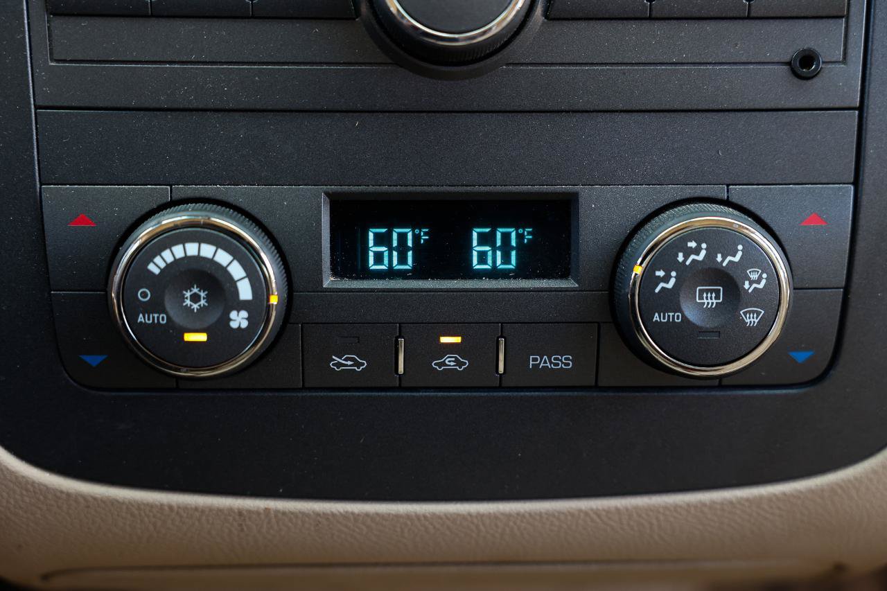 Used 2011 Buick Lucerne CXL FWD image 29