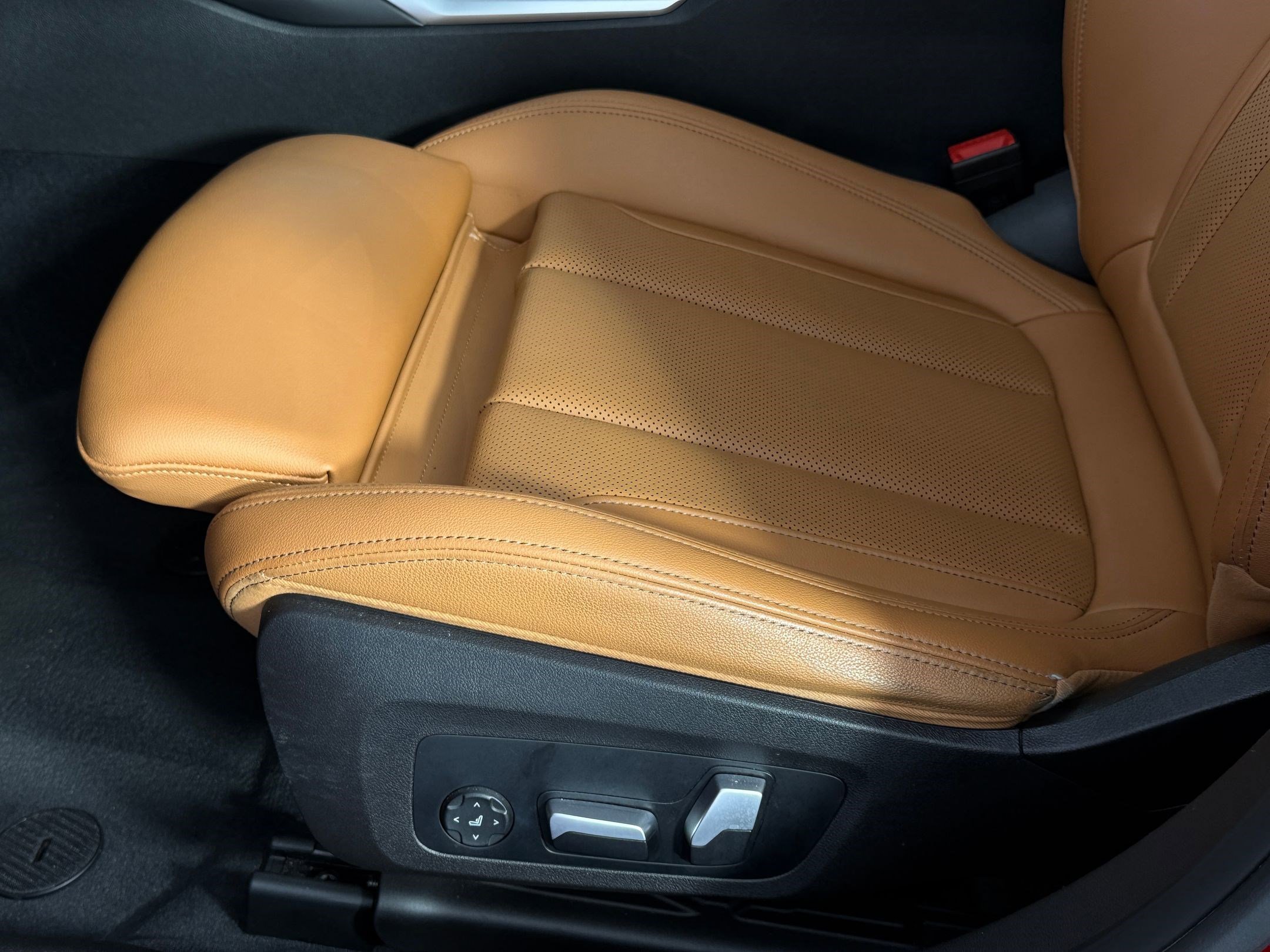 Used 2023 BMW 330i Sedan w/ Premium Package image 13