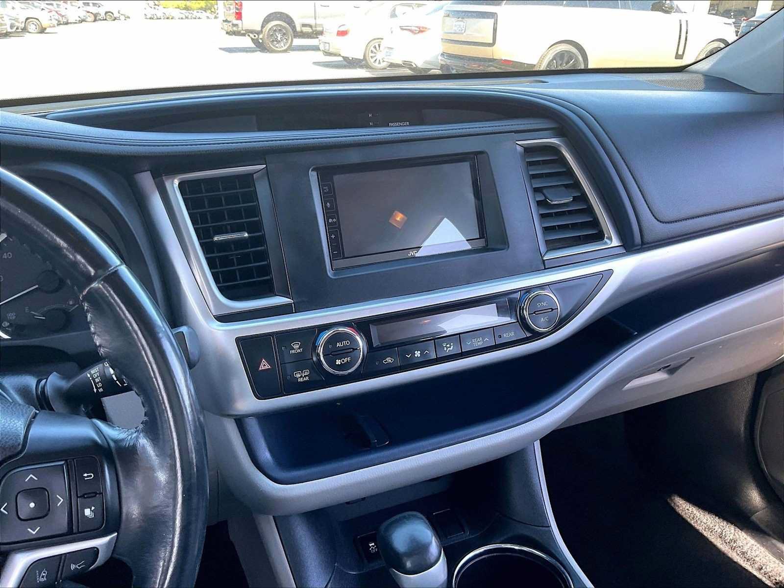 Used 2018 Toyota Highlander Plus w/ Carpet Mat Package (TMS) FWD image 11
