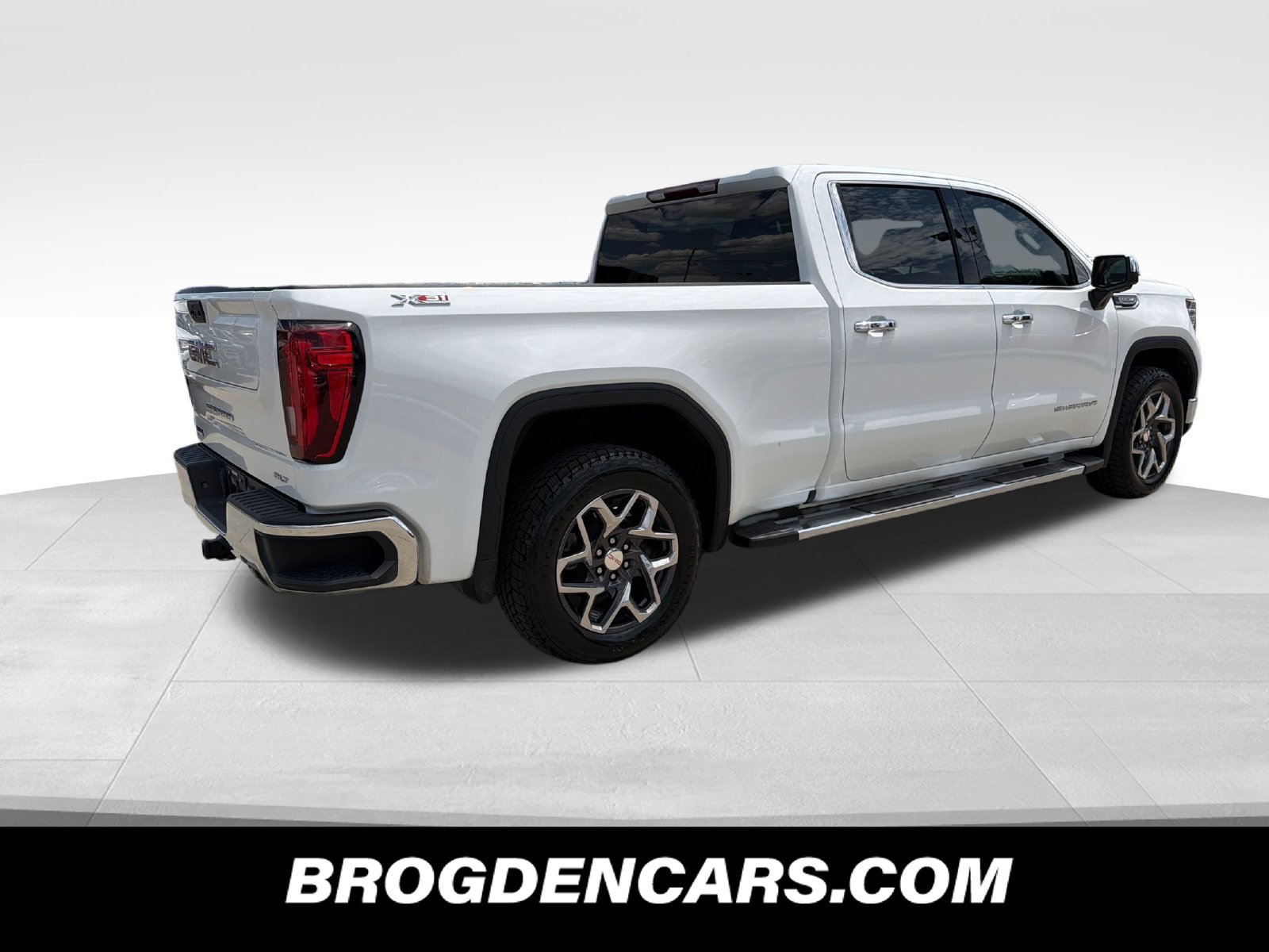 Used 2023 GMC Sierra 1500 SLT w/ SLT Premium Package AWD/4WD image 3