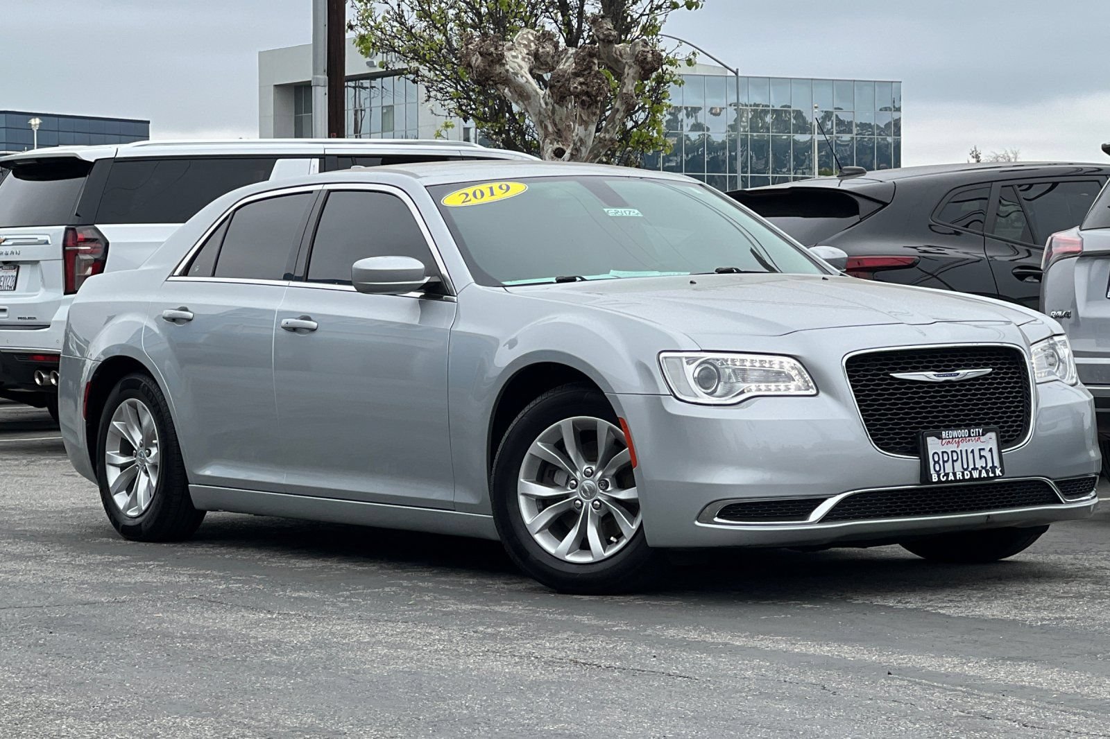 Used 2019 Chrysler 300 Touring RWD image 2