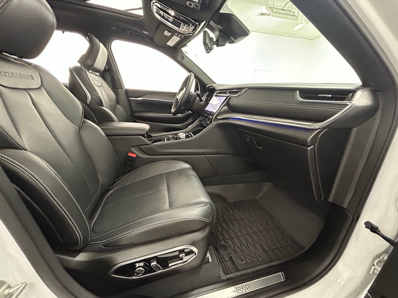 Used 2024 Jeep Grand Cherokee Overland w/ Adv Protech Group III image 41