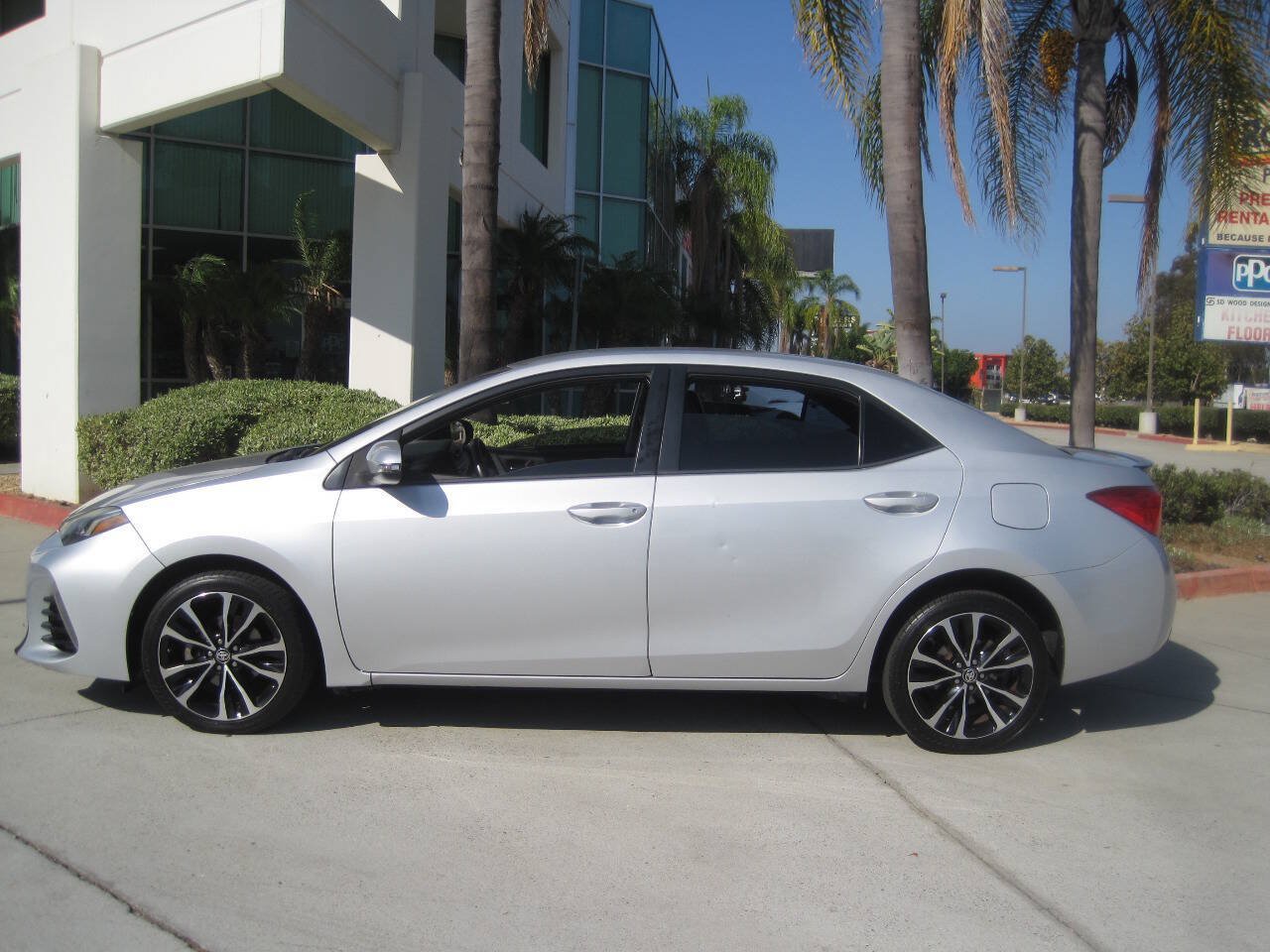 Used 2017 Toyota Corolla SE FWD image 3