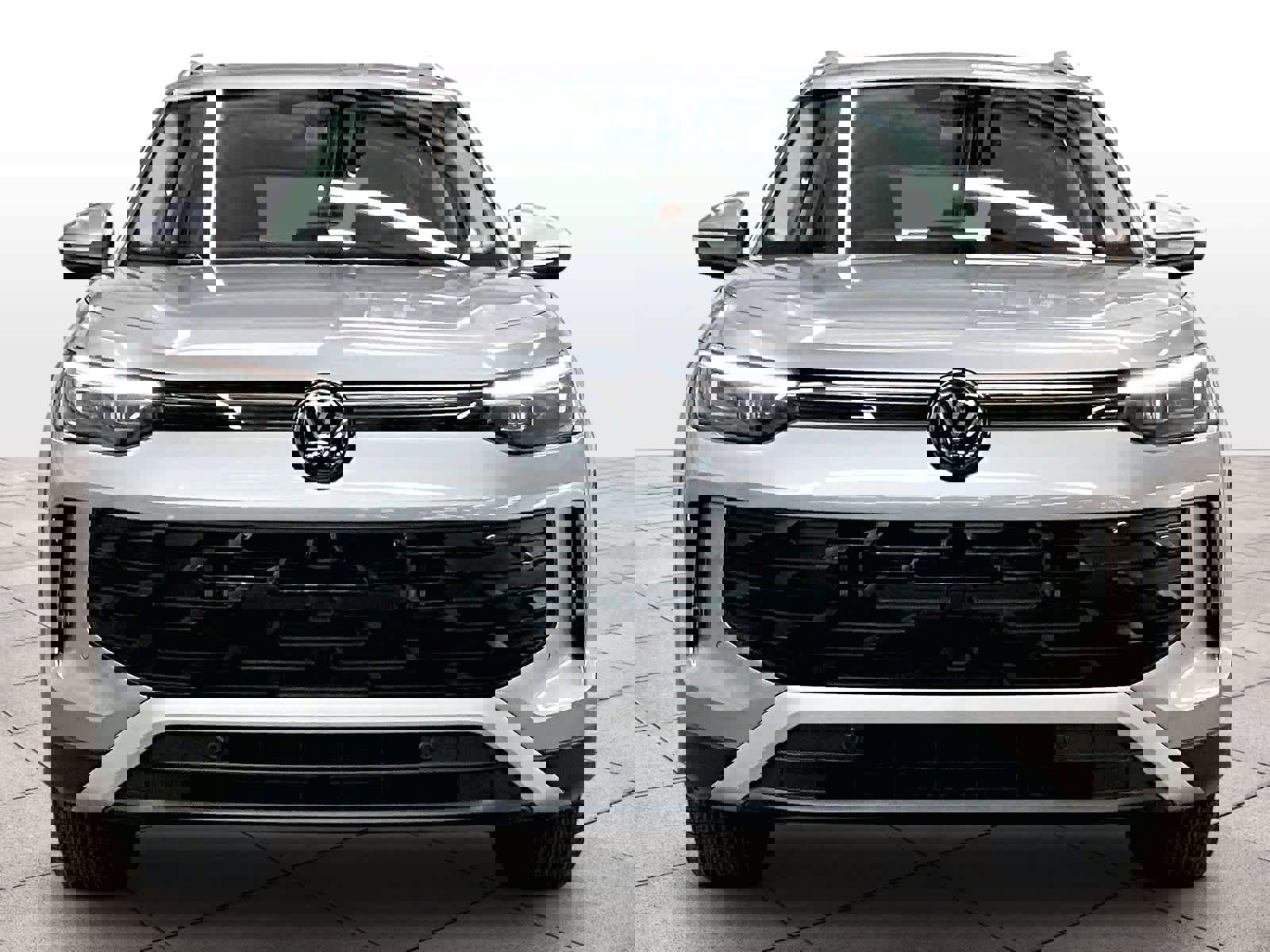 Used 2025 Volkswagen Tiguan SE w/ Panoramic Sunroof Package image 3