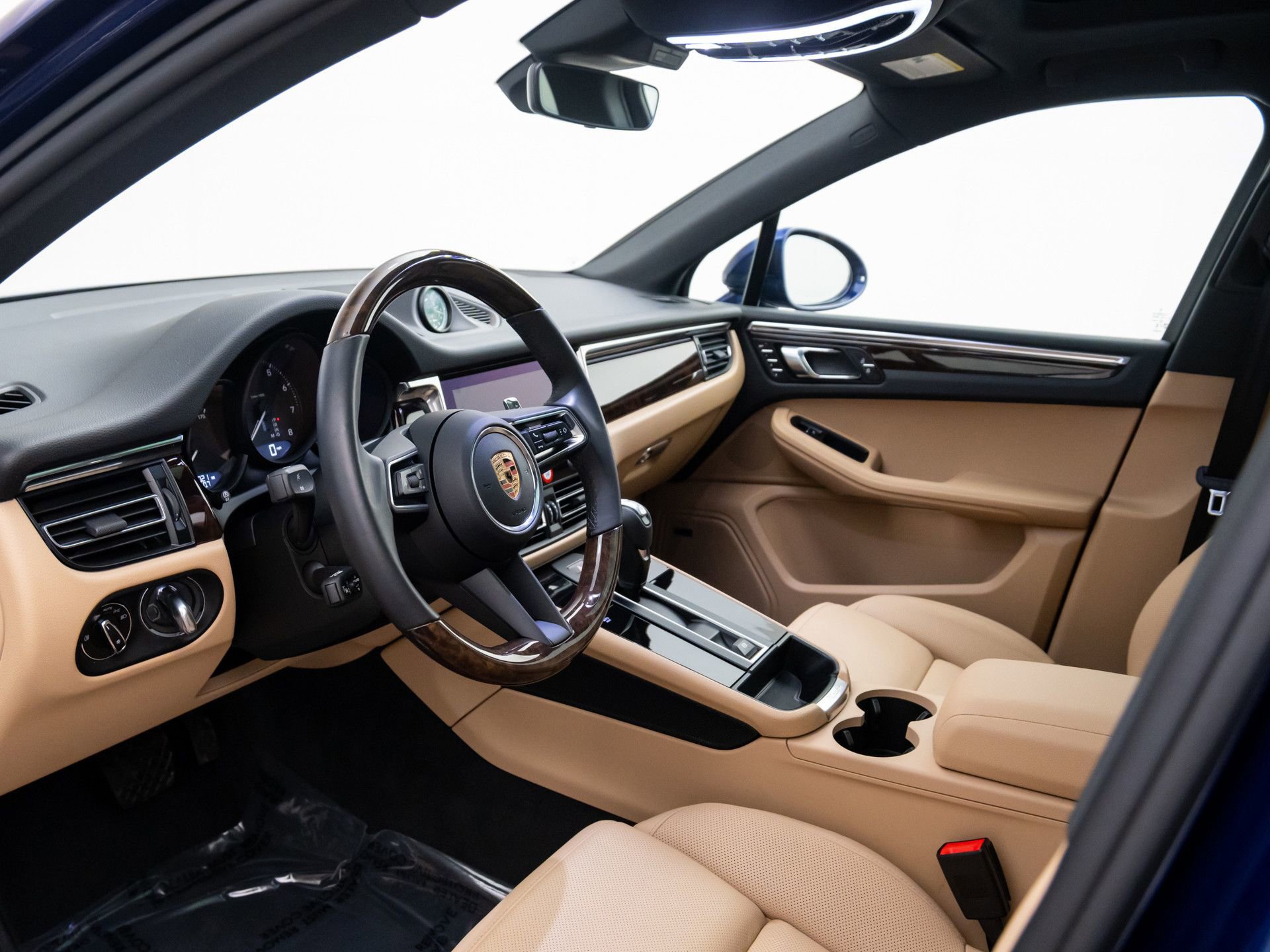 Certified 2025 Porsche Macan image 36