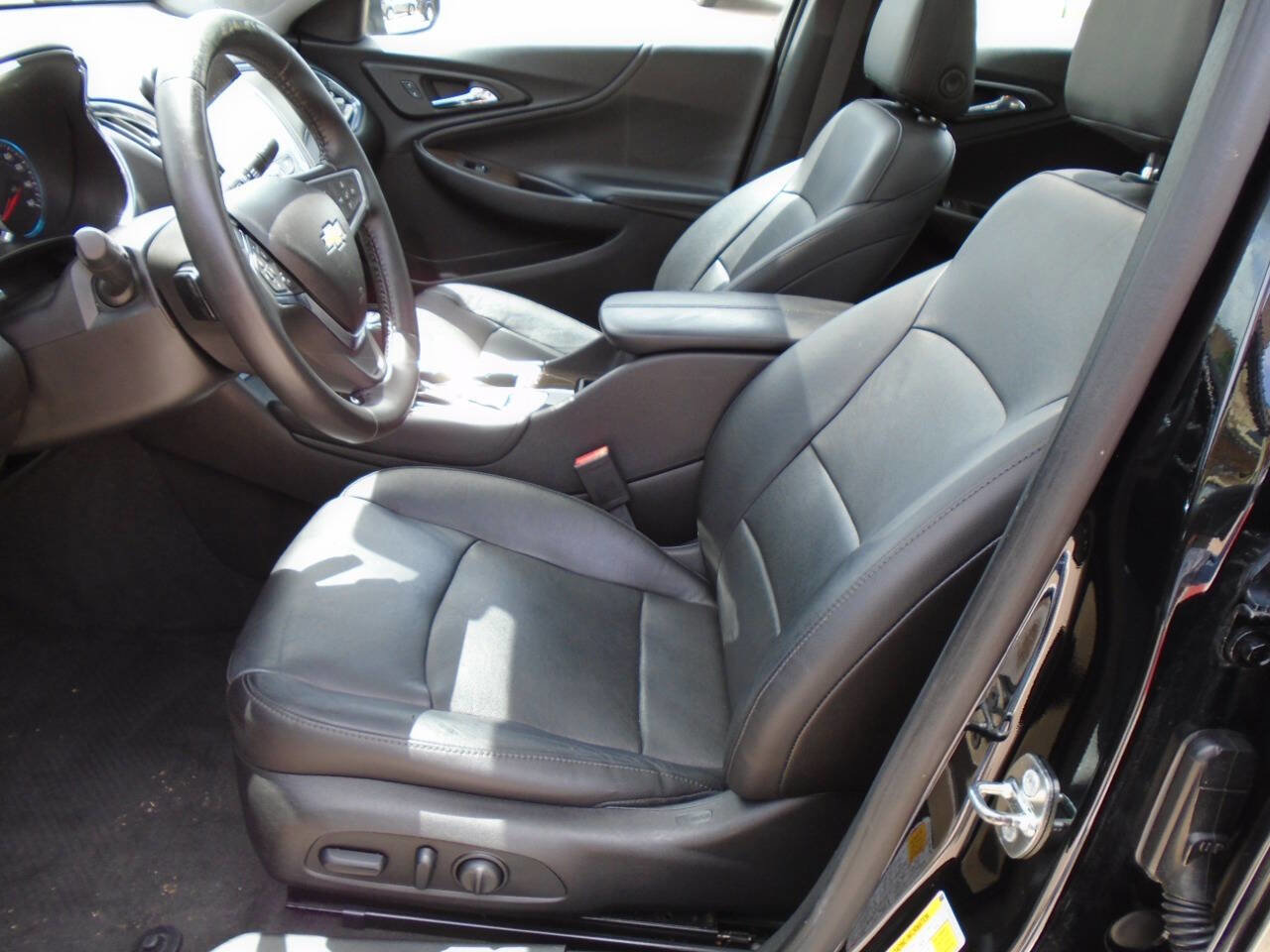Used 2018 Chevrolet Malibu Premier w/ Premier Sun and Wheel Package FWD image 9