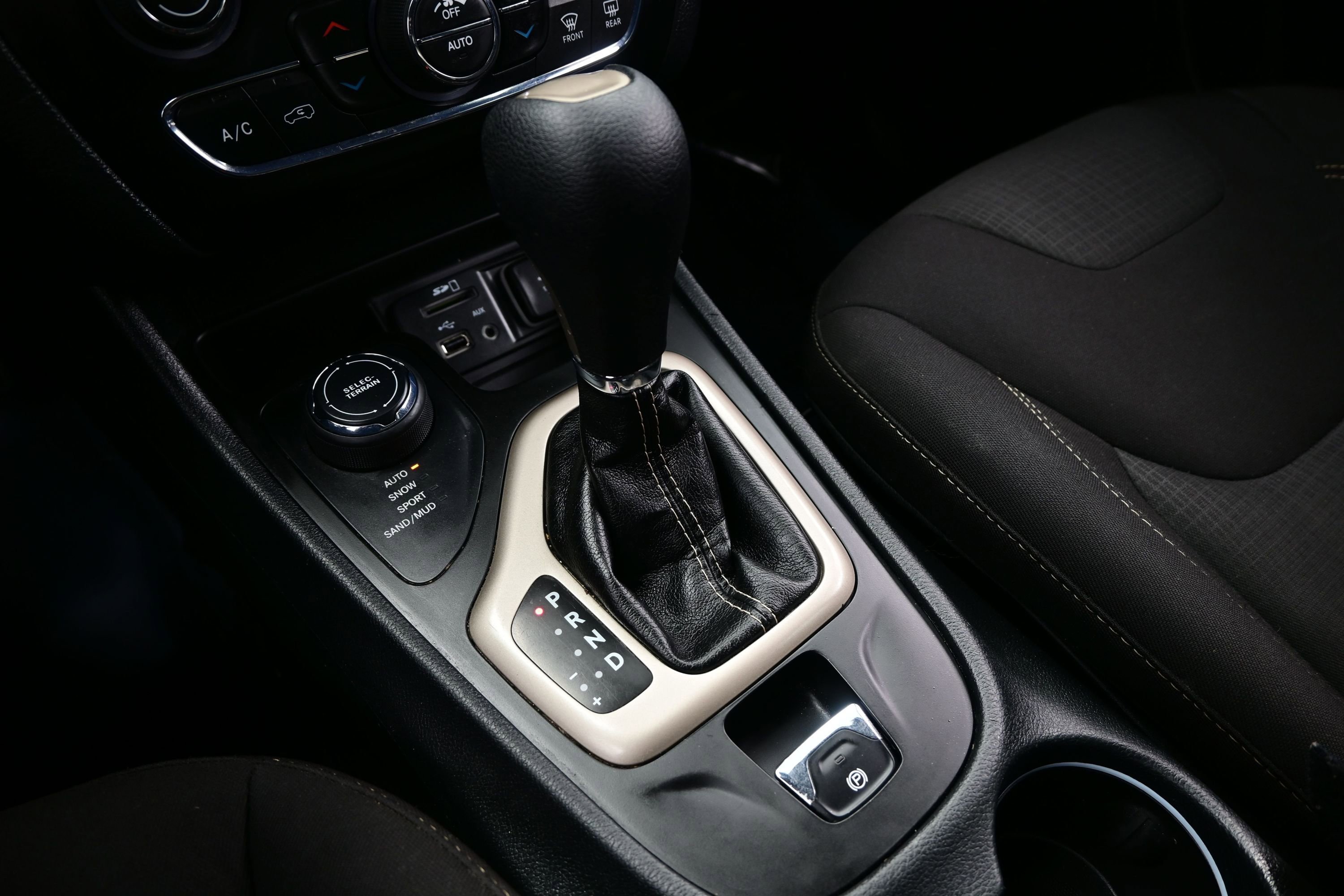 Used 2016 Jeep Cherokee Latitude w/ Comfort/Convenience Group image 20