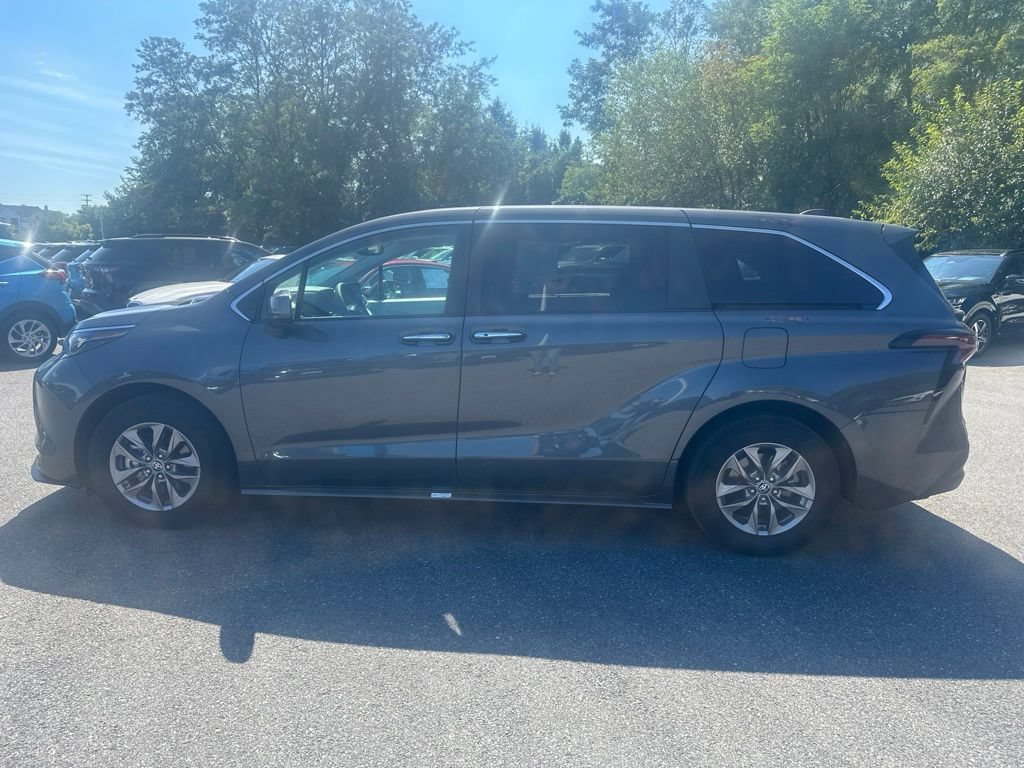Used 2025 Toyota Sienna XLE FWD image 8