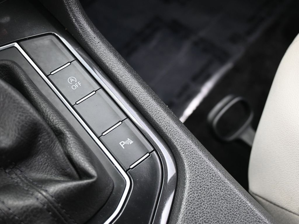 Used 2020 Volkswagen Tiguan SE R-Line image 29