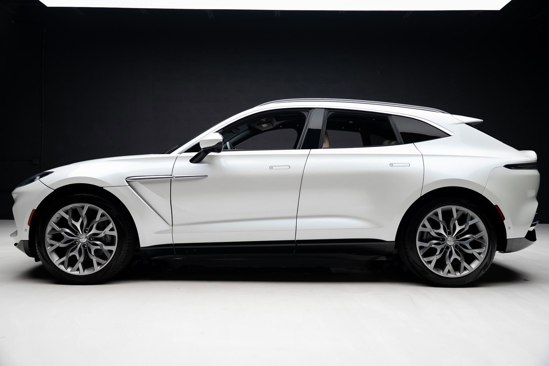 Used 2021 Aston Martin DBX AWD/4WD image 17