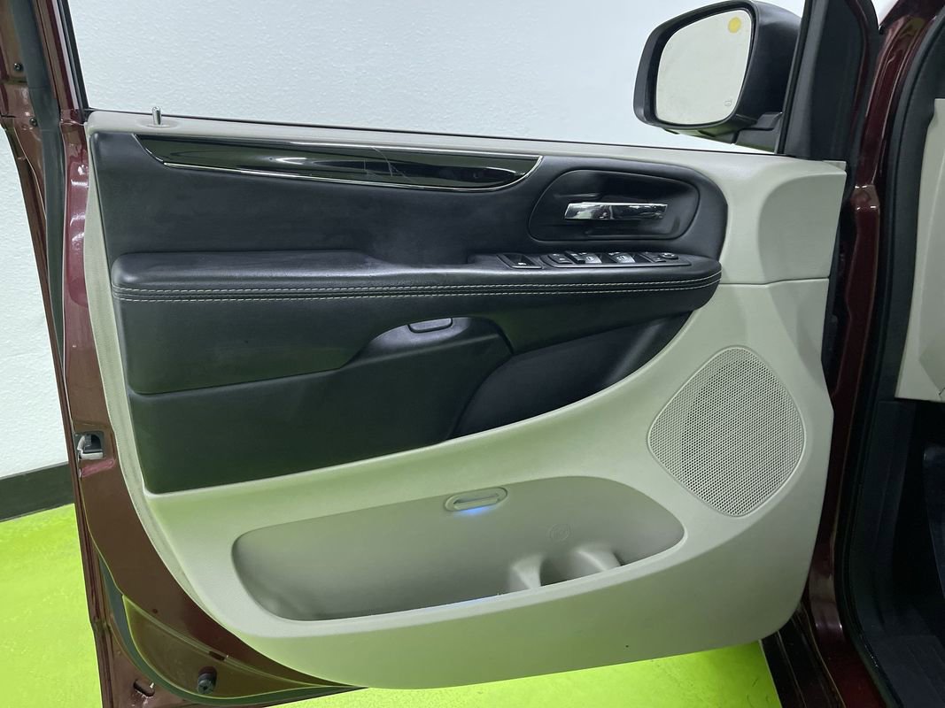 Used 2018 Dodge Grand Caravan SXT image 16