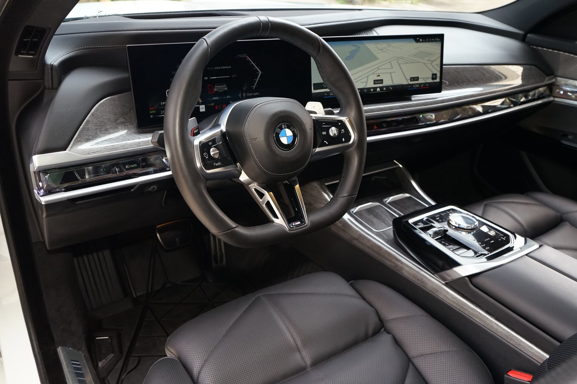 Used 2025 BMW 740i xDrive w/ Premium Package AWD/4WD image 2