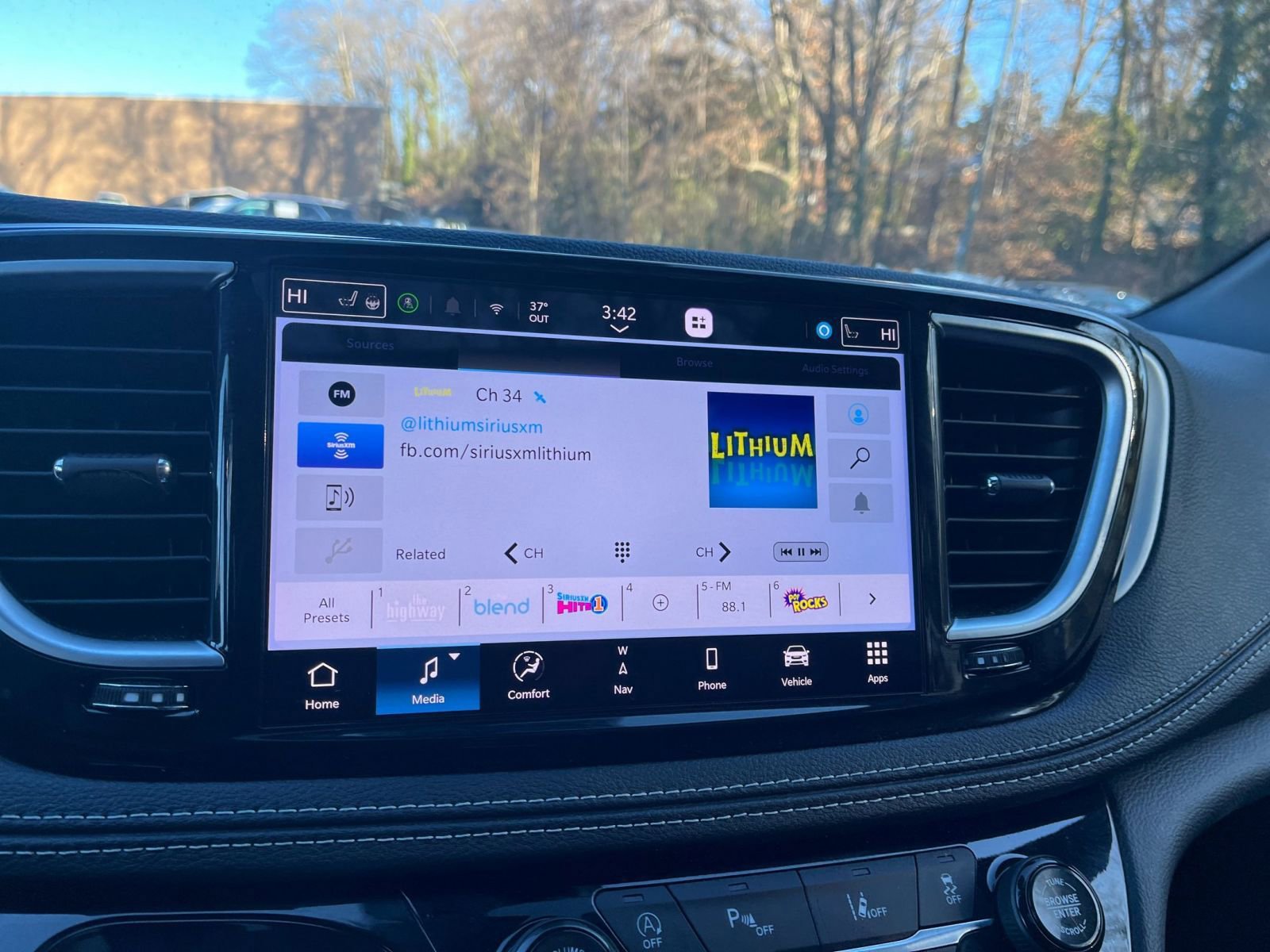 Used 2025 Chrysler Pacifica Limited image 21