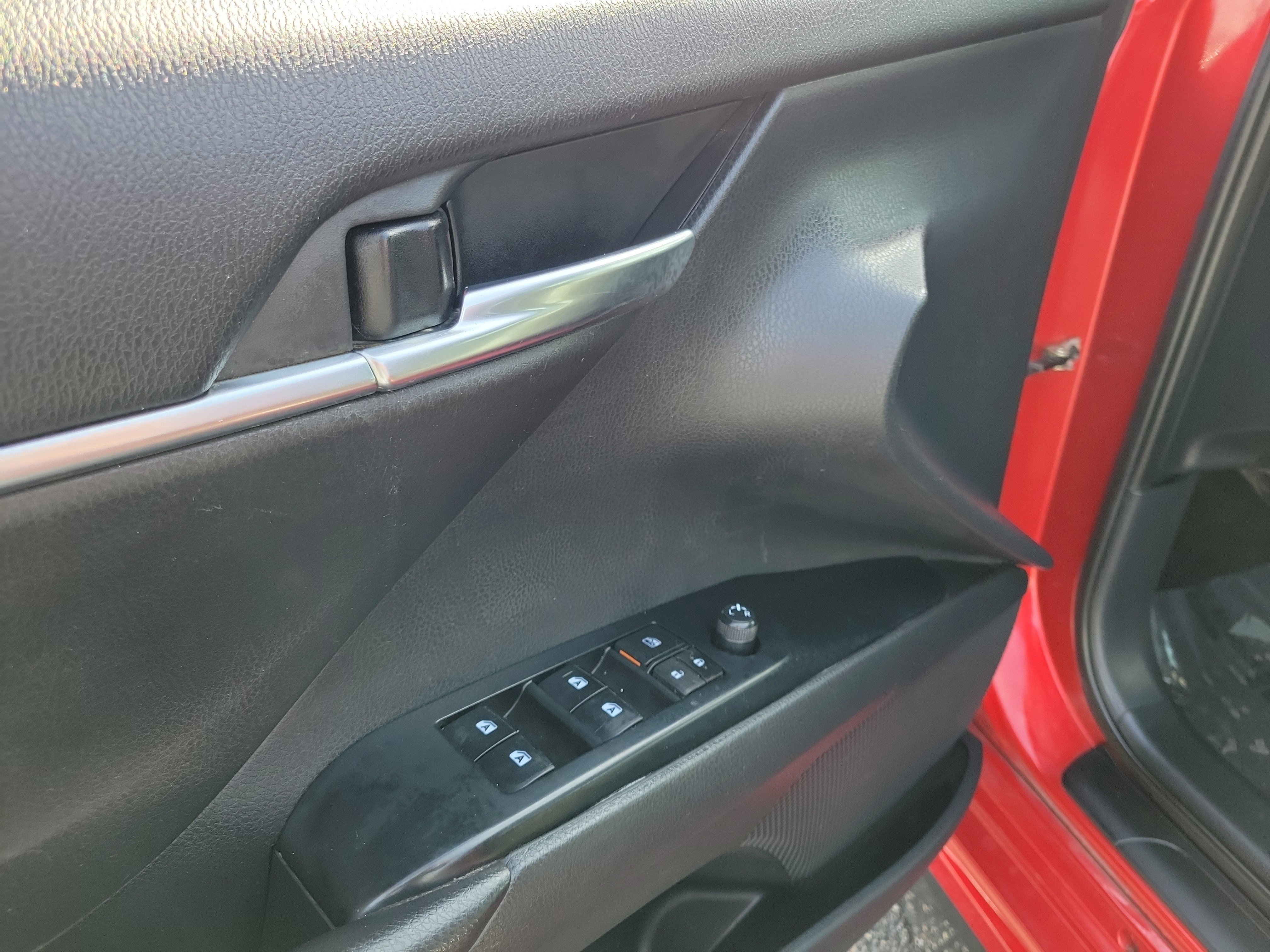 Used 2020 Toyota Camry SE FWD image 18