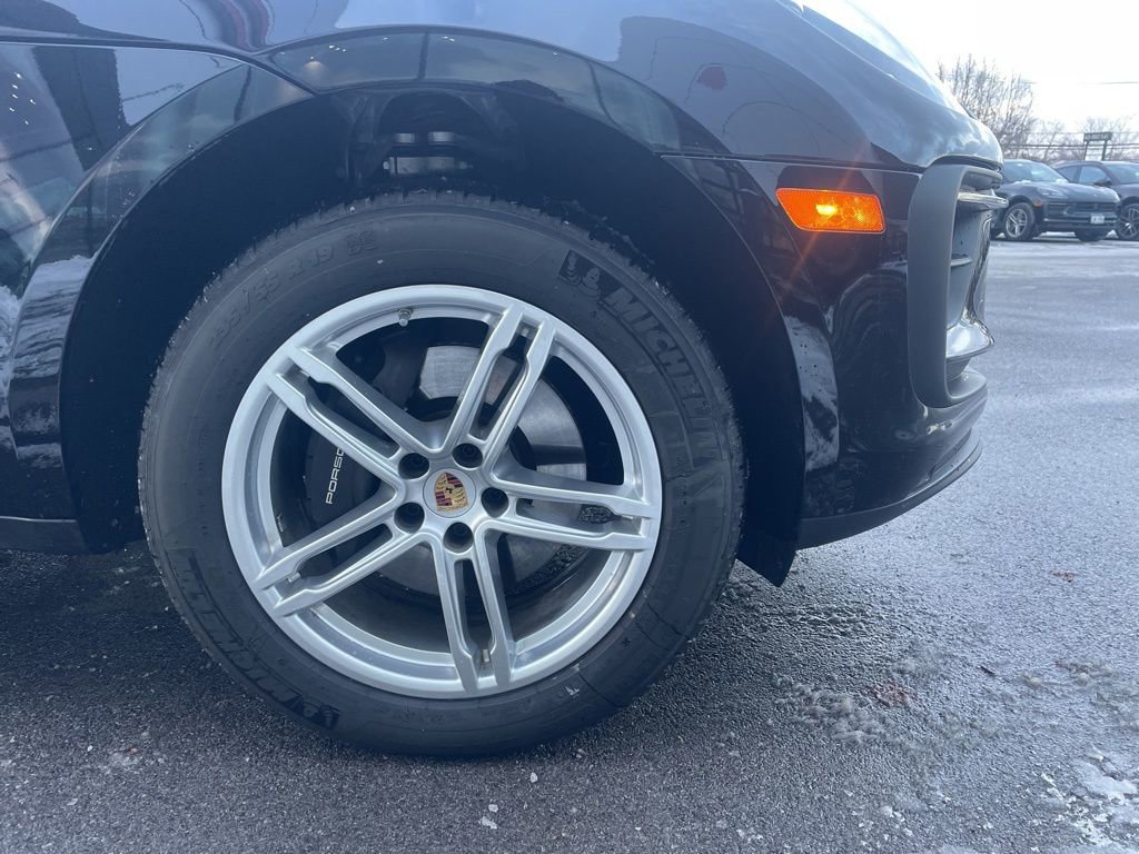 Certified 2025 Porsche Macan AWD/4WD image 16