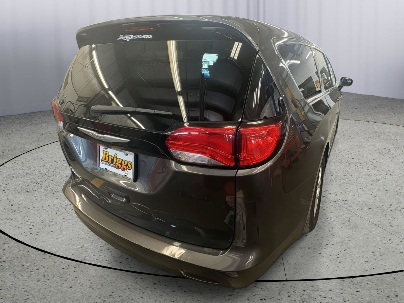 Used 2023 Chrysler Voyager LX FWD image 4