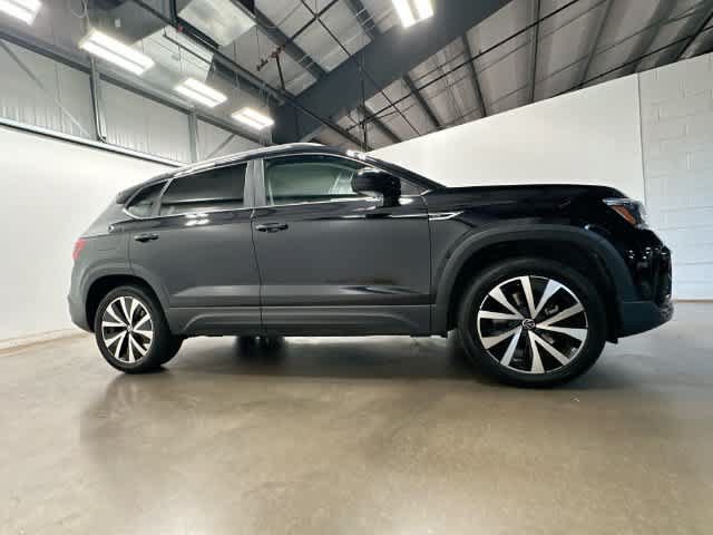 Used 2023 Volkswagen Taos SE w/ Panoramic Sunroof Package AWD/4WD image 3