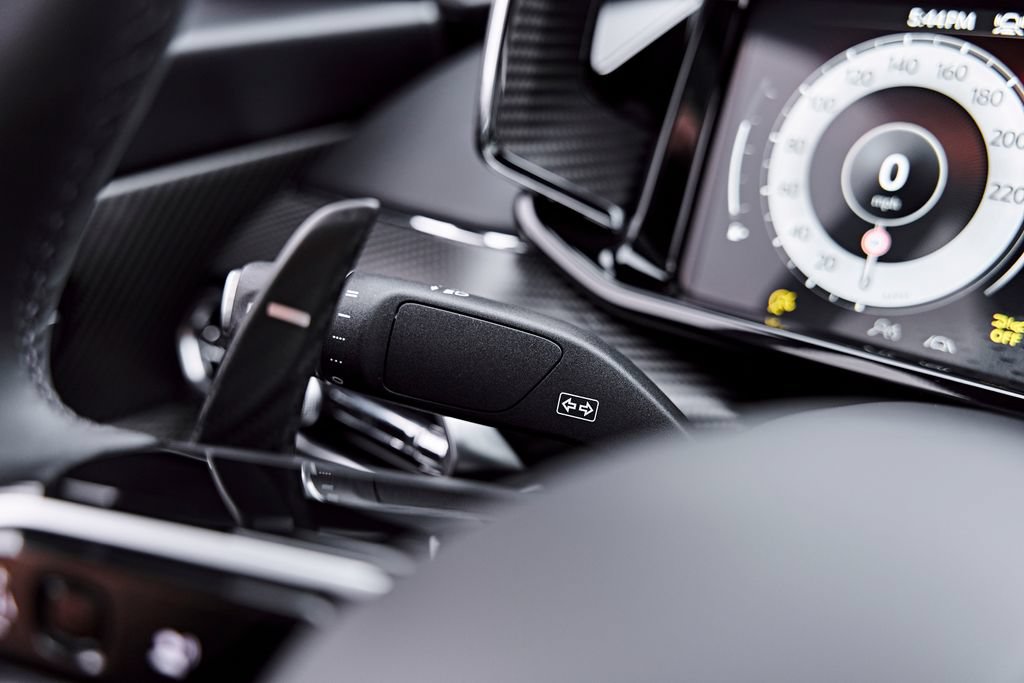 Used 2025 Aston Martin Vanquish RWD image 57
