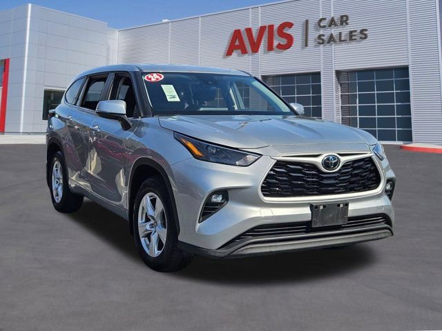Used 2024 Toyota Highlander LE image 3