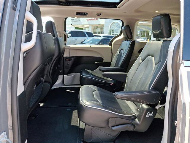 Certified 2023 Chrysler Pacifica Limited FWD image 11