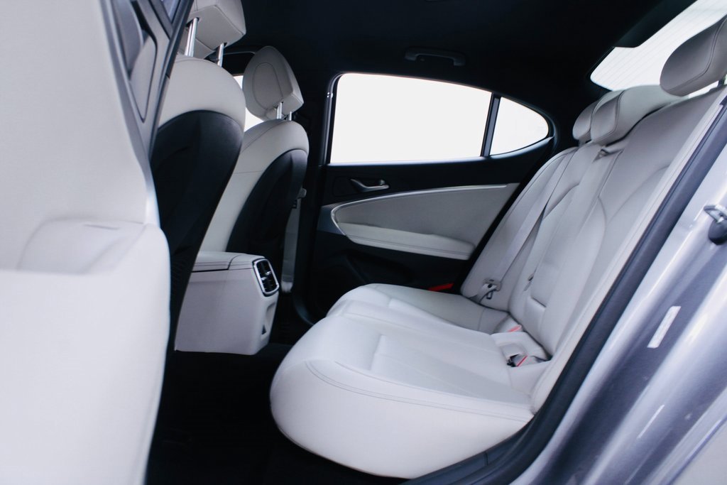 Used 2025 Genesis G70 2.5T image 22