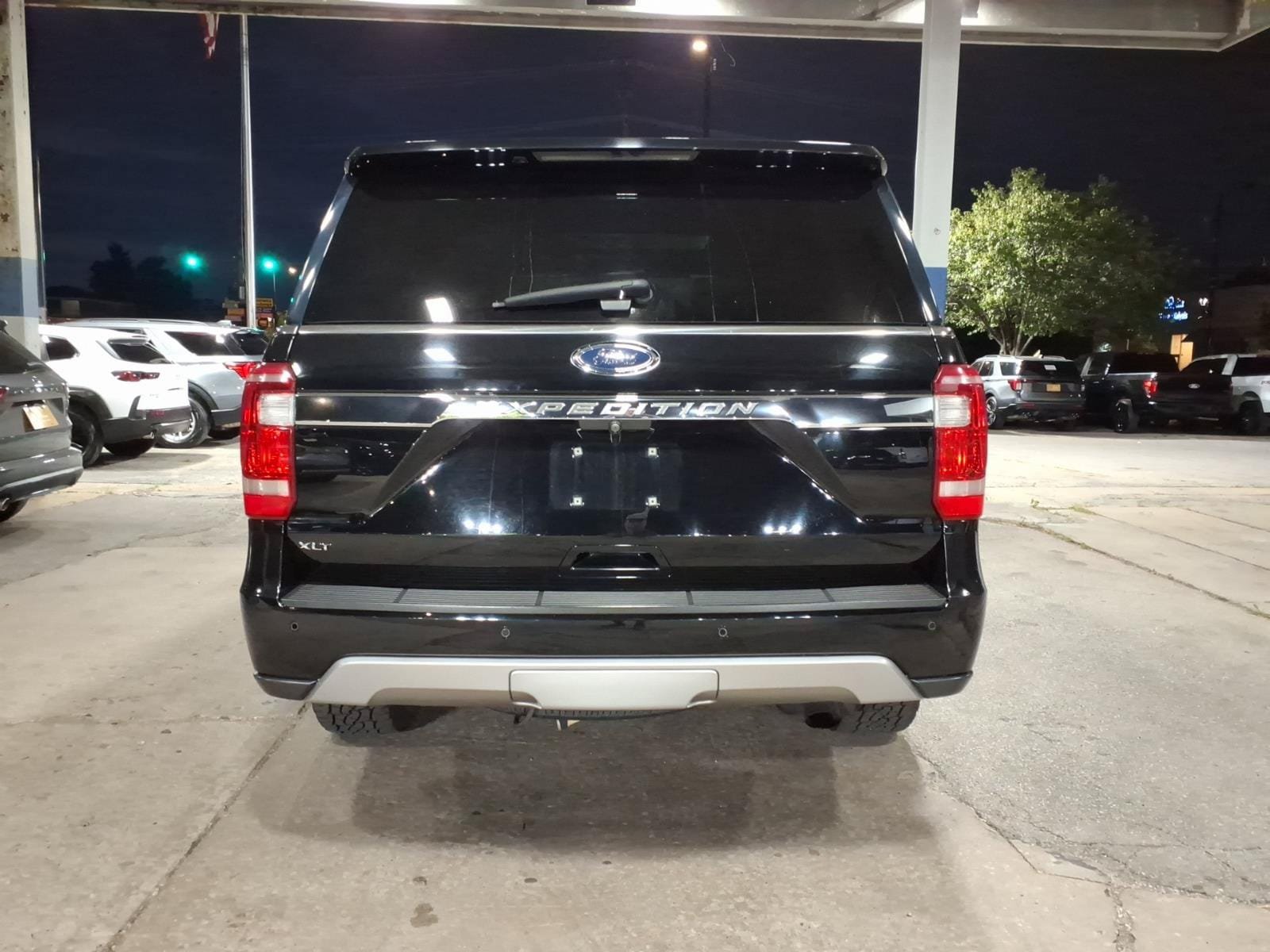 Used 2018 Ford Expedition XLT w/ Equipment Group 202A AWD/4WD image 4
