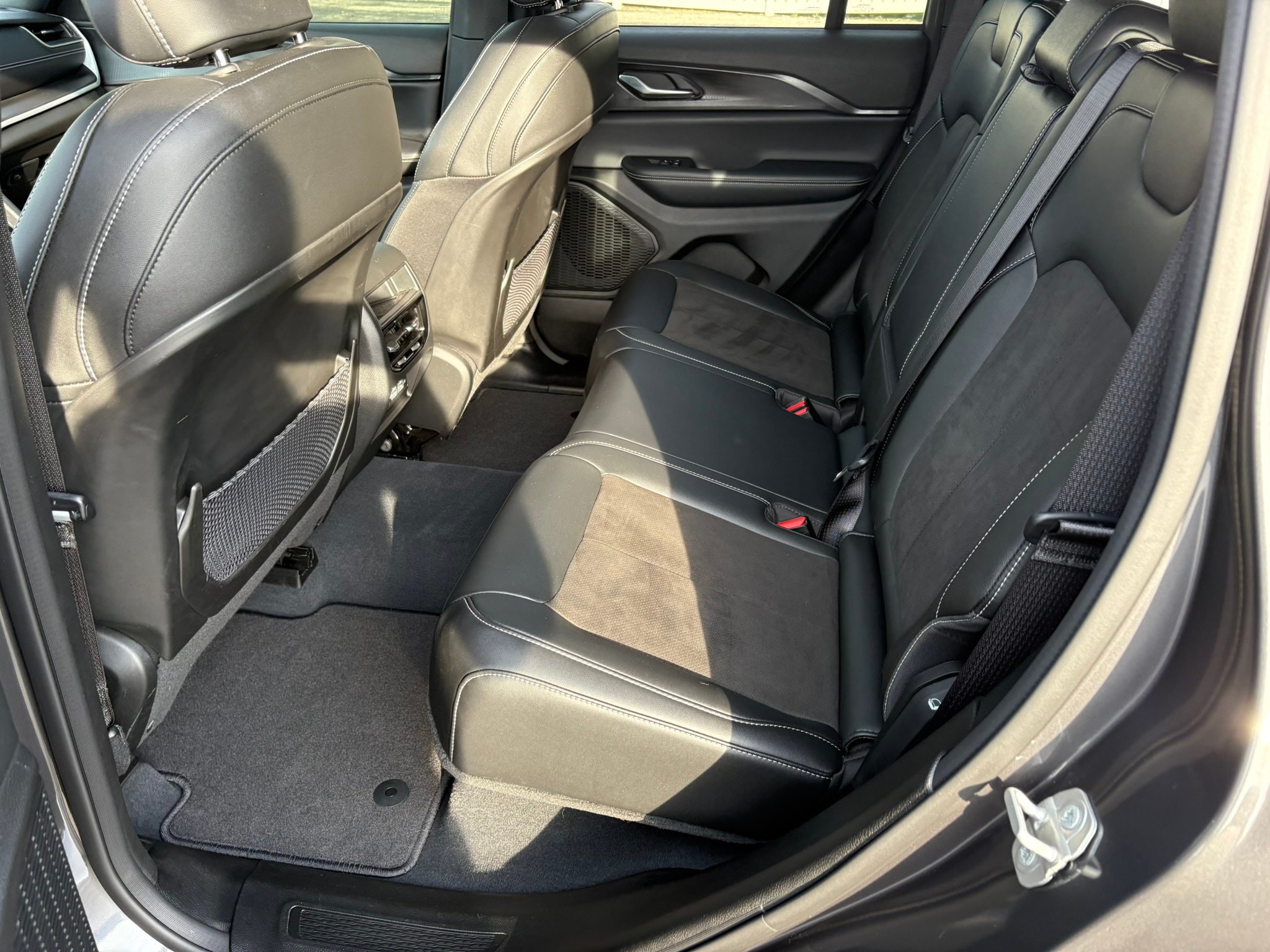 Used 2023 Jeep Grand Cherokee Altitude AWD/4WD image 29