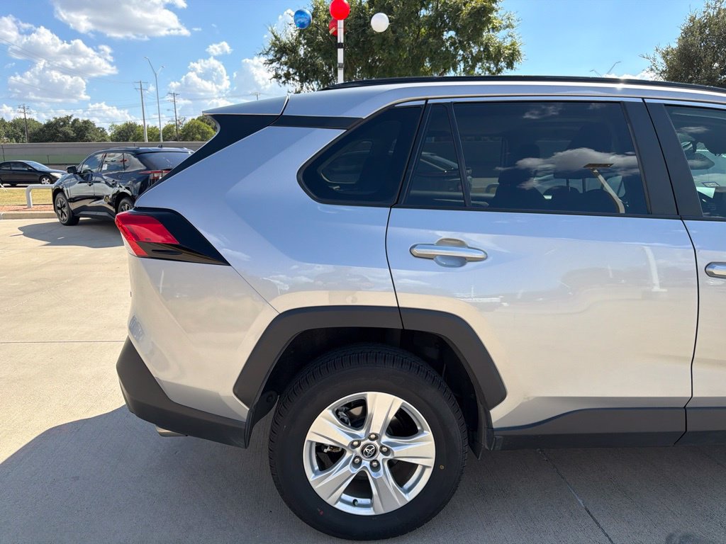 Used 2020 Toyota RAV4 XLE w/ Convenience Package FWD image 7