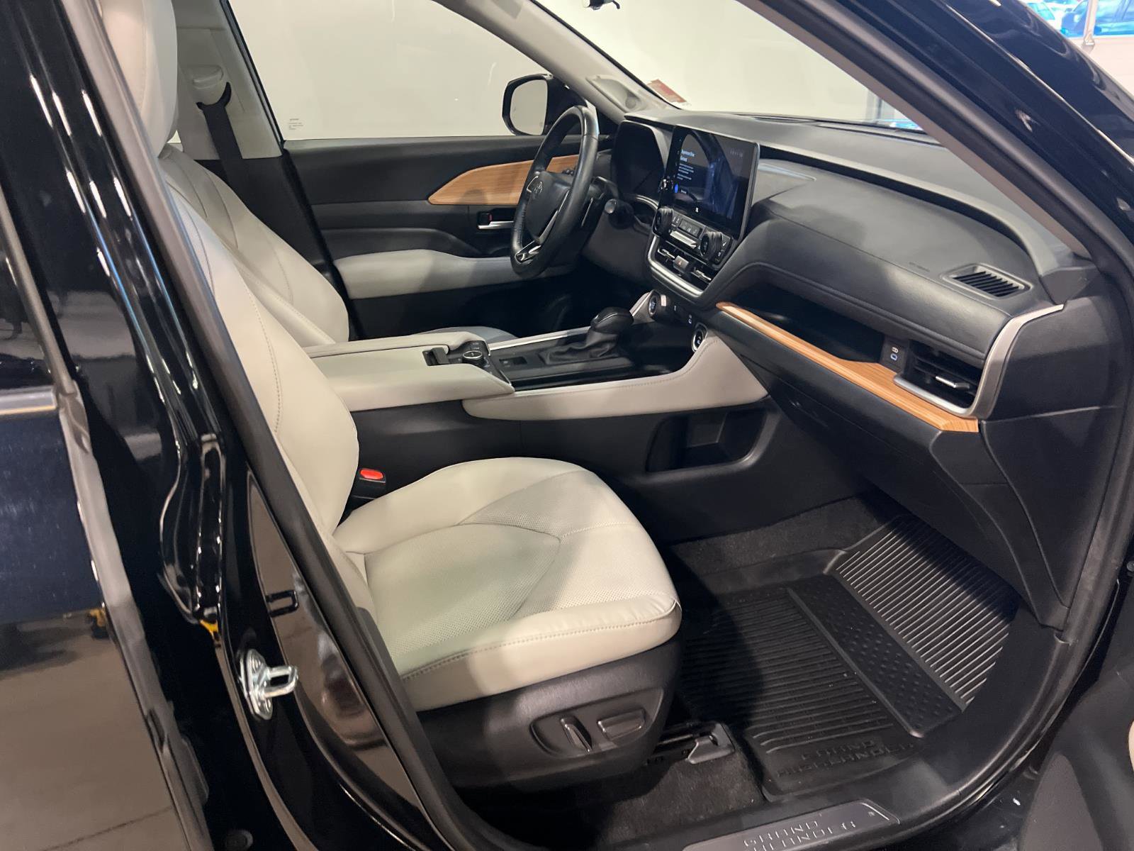 Used 2024 Toyota Grand Highlander AWD image 43