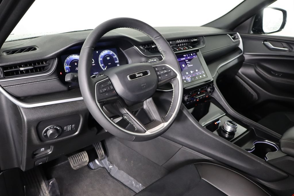 Used 2025 Jeep Grand Cherokee L Laredo AWD/4WD image 27