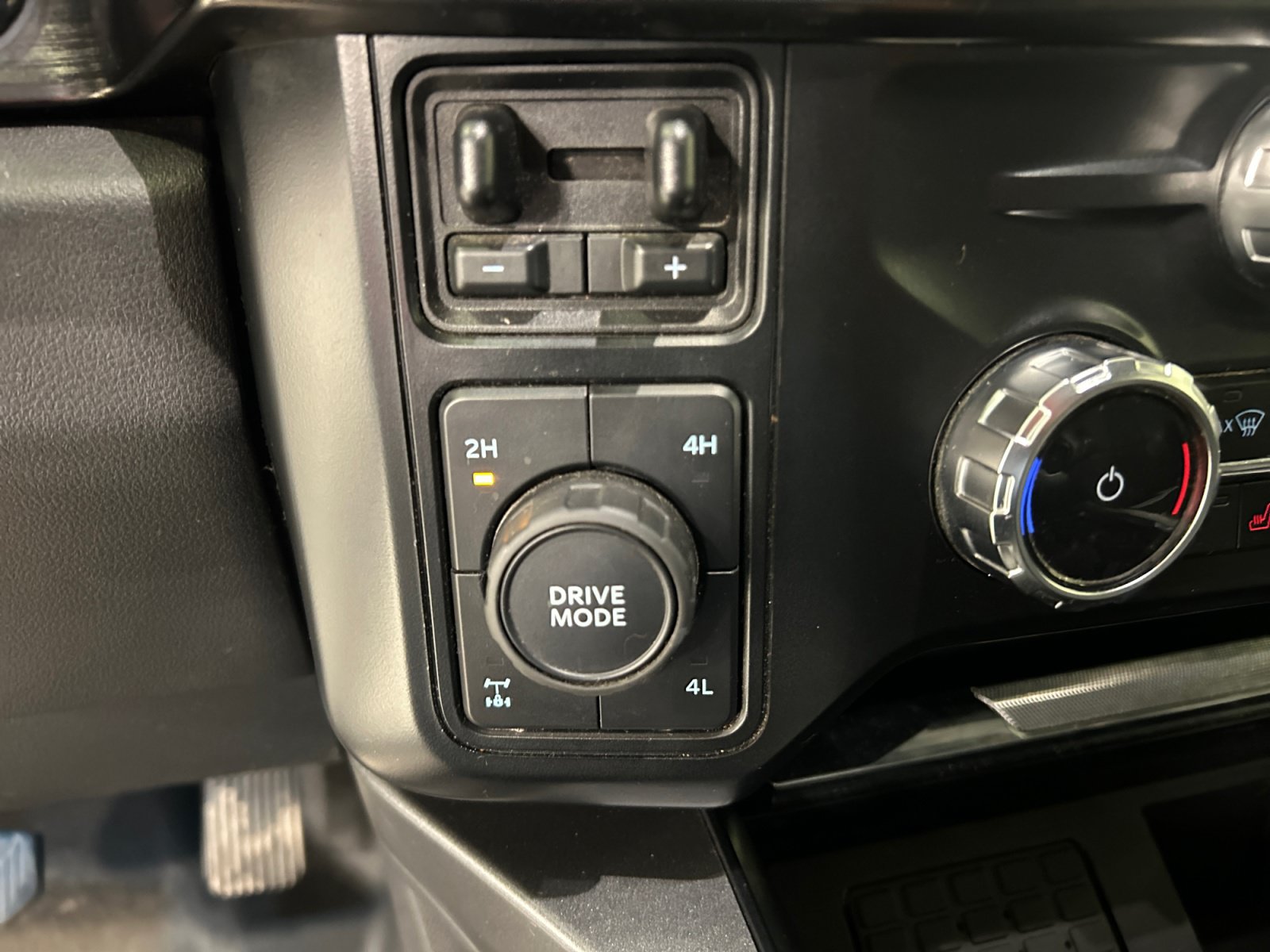 Used 2023 Ford F350 Lariat w/ FX4 Off-Road Package AWD/4WD image 18