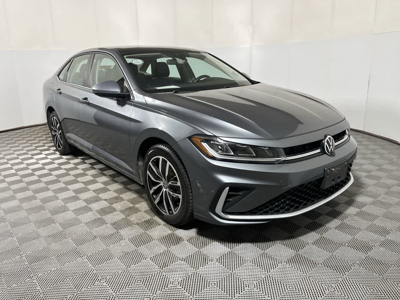 Used 2025 Volkswagen Jetta SE FWD image 2