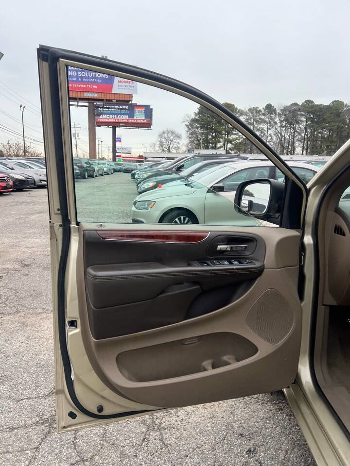 Used 2012 Chrysler Town & Country Touring-L w/ Entertainment Group #2 image 9