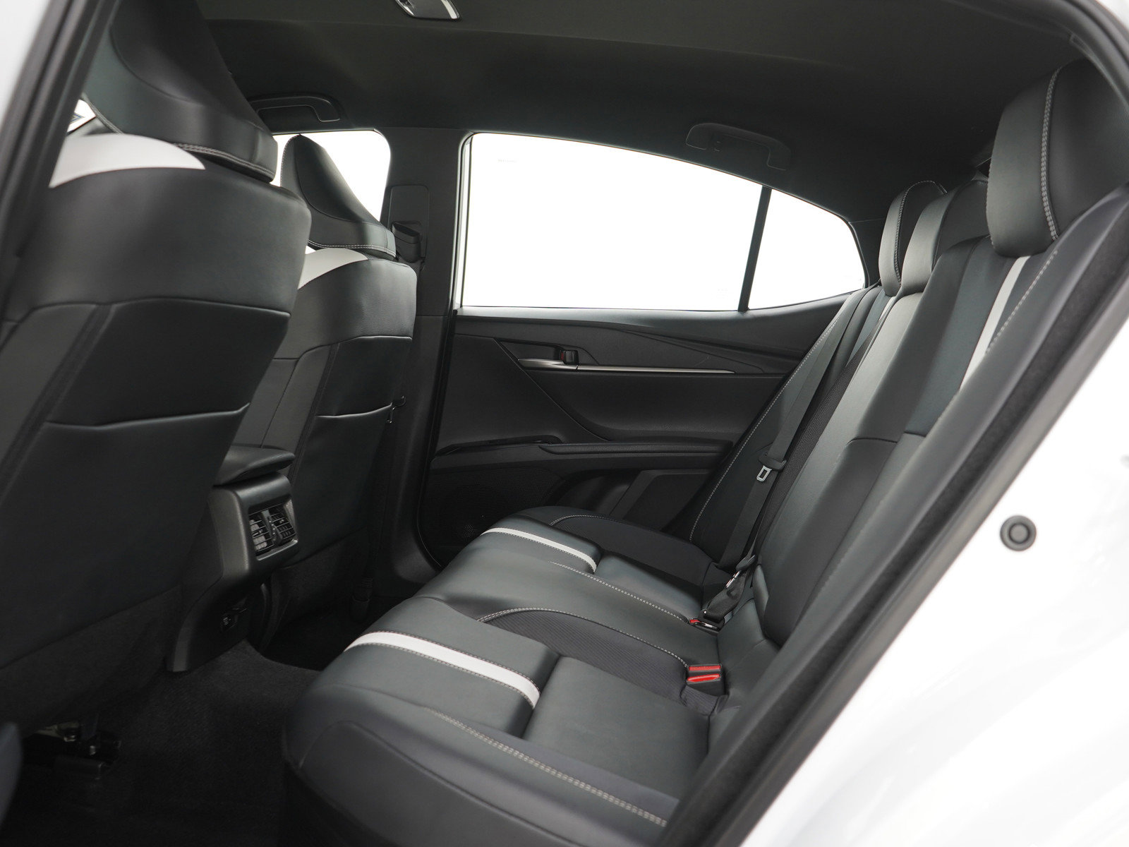 Used 2025 Toyota Camry SE image 18