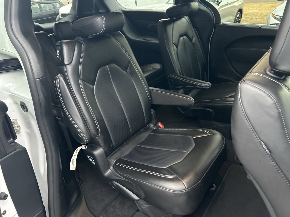 Used 2025 Chrysler Pacifica Select FWD image 36