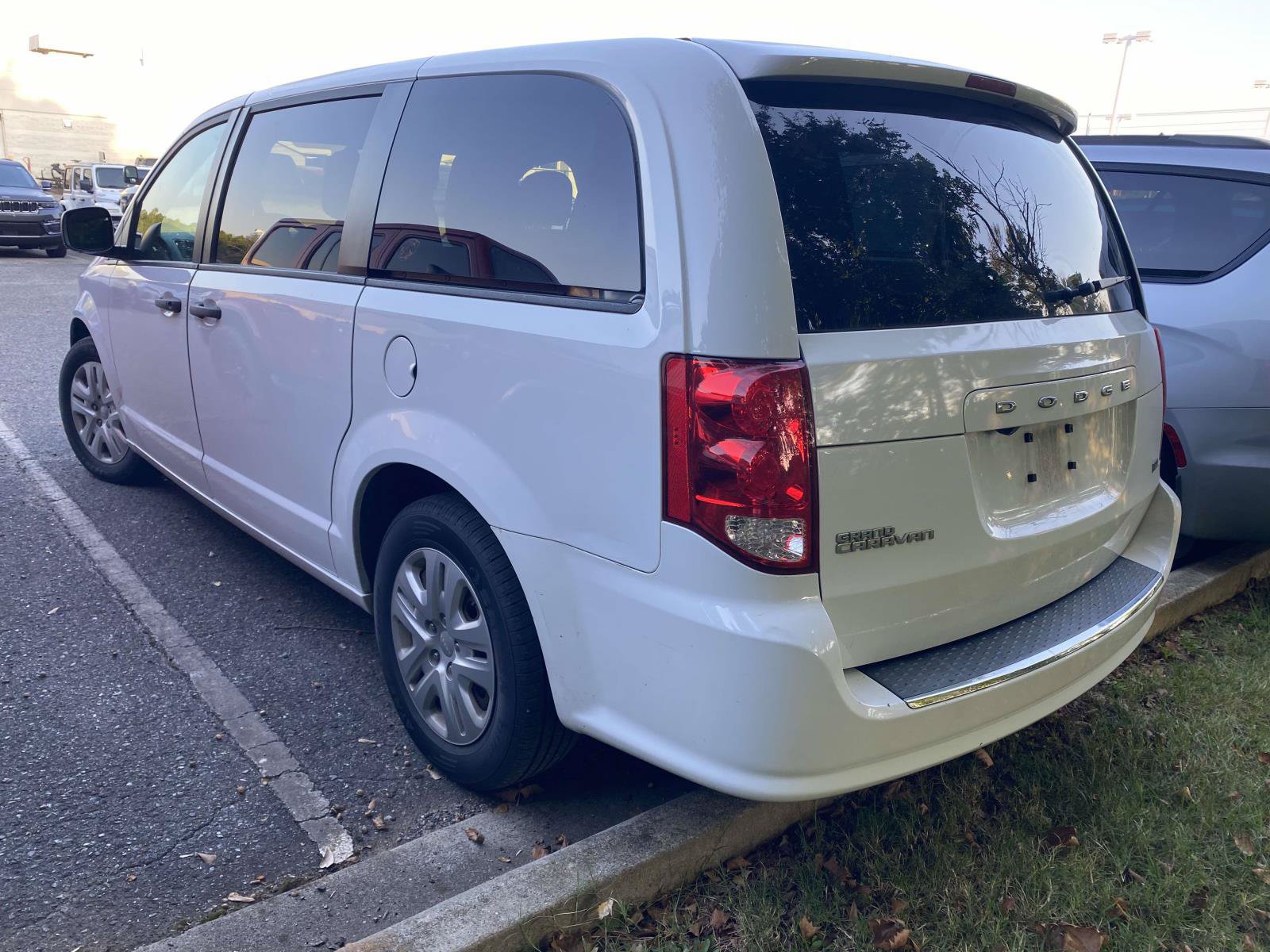 Used 2019 Dodge Grand Caravan SE w/ UConnect Hands-Free Group FWD image 6
