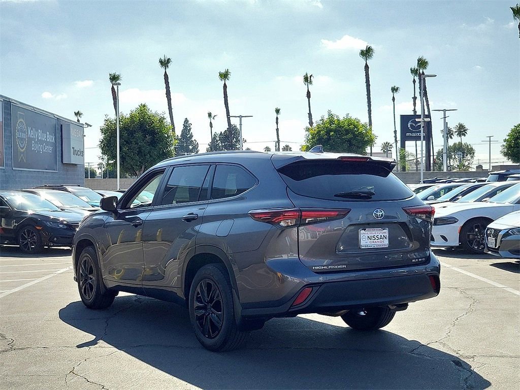 Used 2024 Toyota Highlander XLE image 2