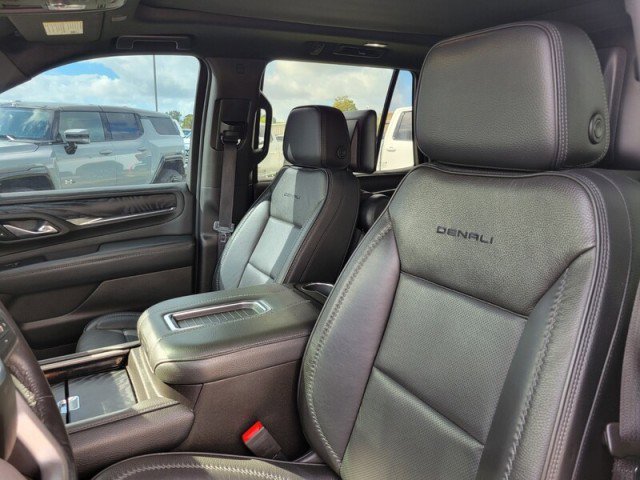 Used 2021 GMC Yukon Denali w/ Denali Premium Package image 11