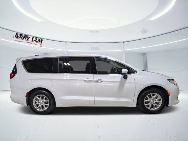 Used 2023 Chrysler Voyager LX image 2